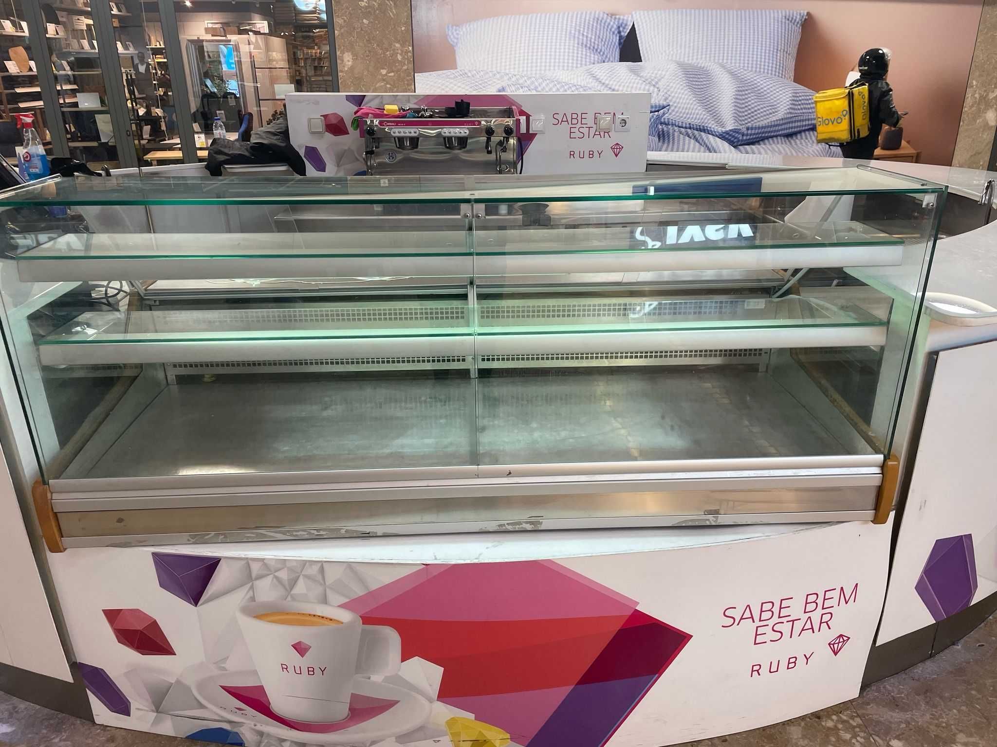 Vitrine em bom estado com reserva