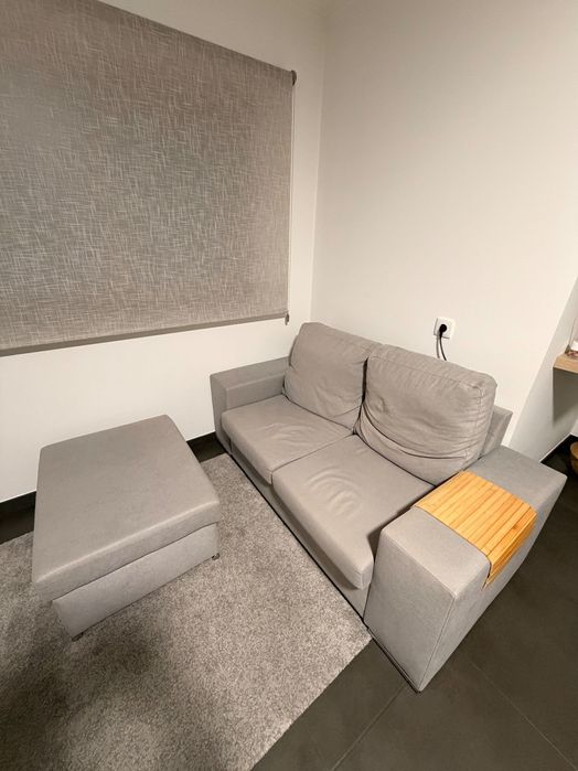 Sofá com pufe cinzento