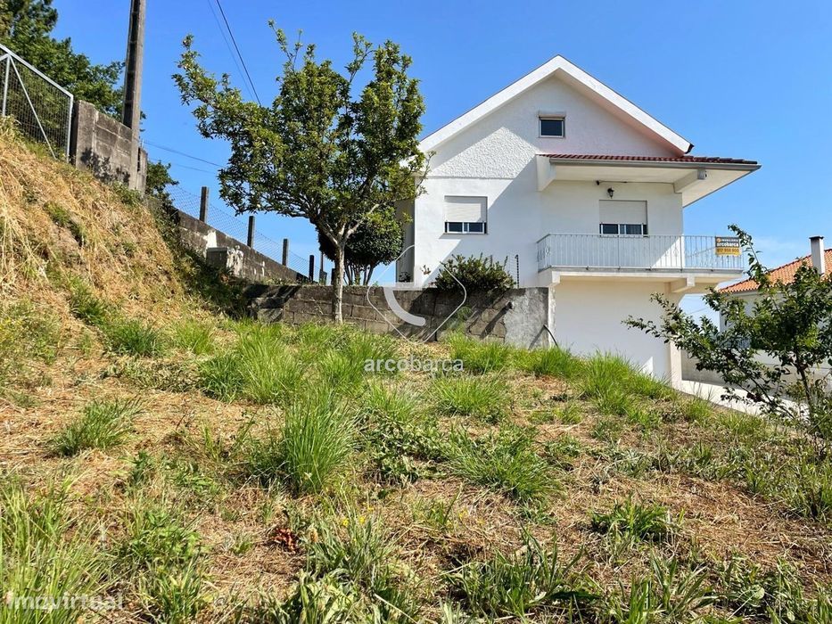 Moradia T4 com jardim, em Guilhadeses - Arcos de Valdevez