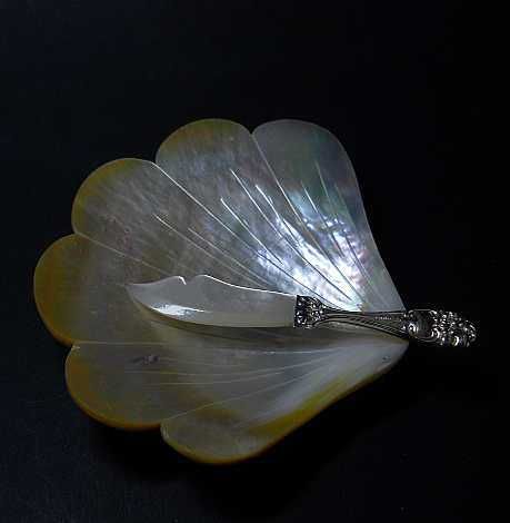 Розетка и нож для икры