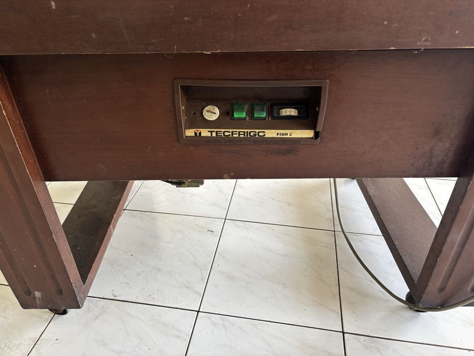 Vendo vitrine de peixe a funcionar.