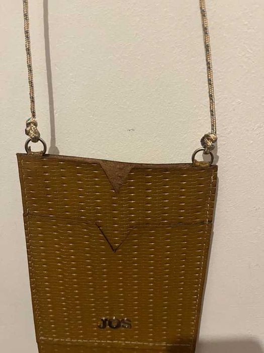 Pequena bolsa artesanal de mulher