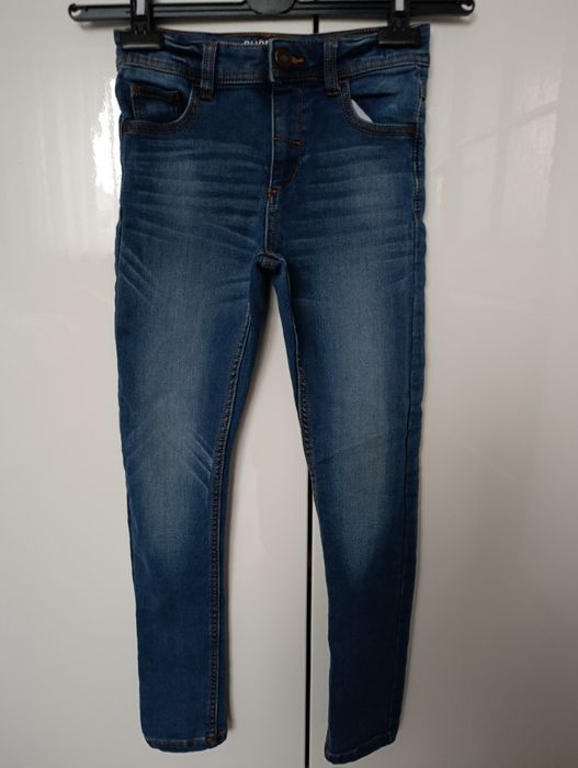 Ładne spodnie chłopięce jeansowe rozmiar 134