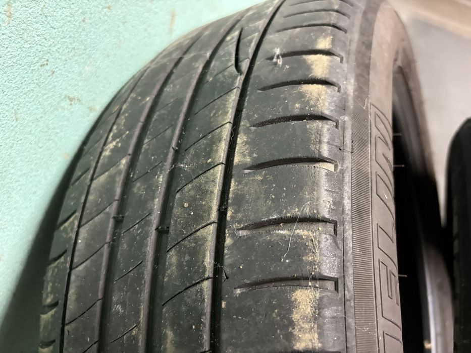 2 pneus Michelin Primacy 3 com meio piso. 205/55R16