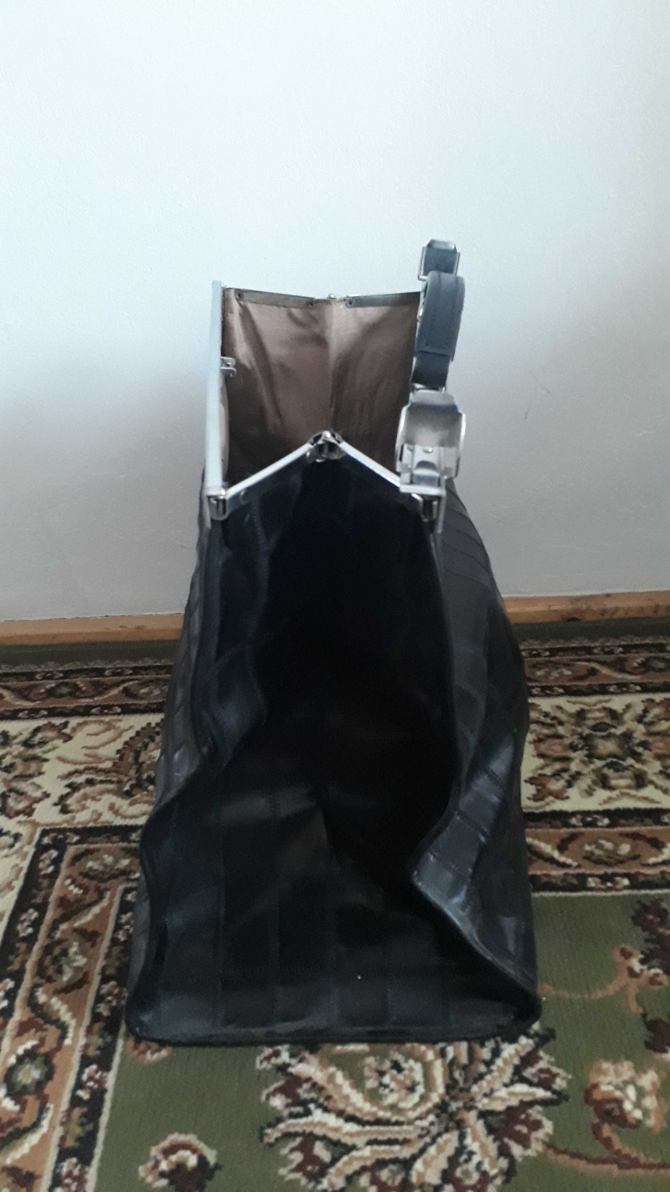 Czarna skórzana torba