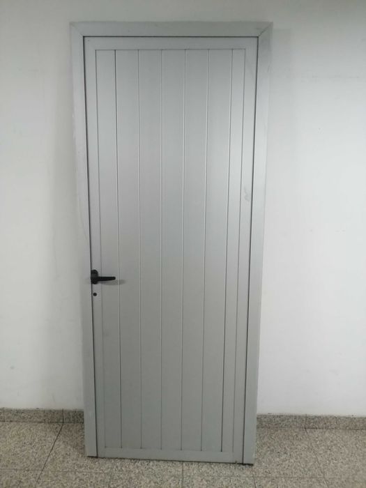 Porta de serviço de alumínio Ripado, Cor cinza 205x85 Aprox.