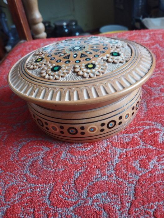 В продажі інкрустовані шкатулки