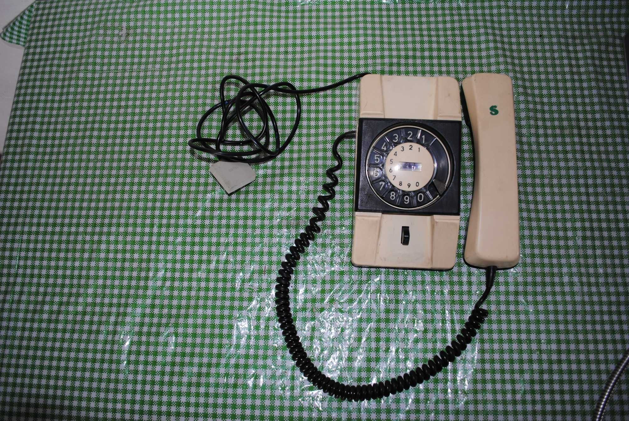 Stary telefon aparat telefoniczny zabytek antyk