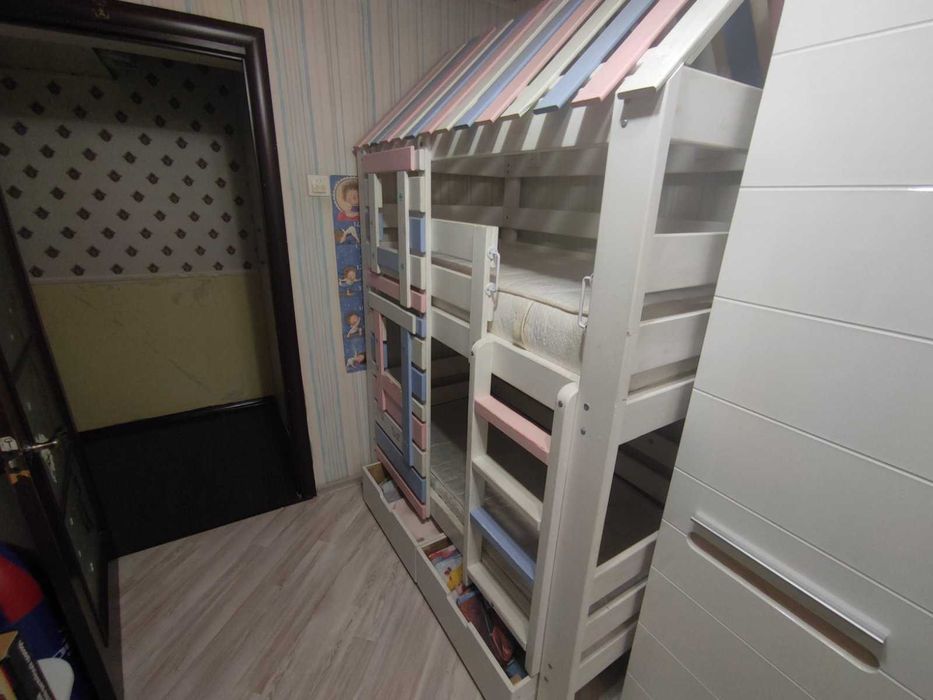 Кроватка детская двухъярусная,деревянная ,Б/у