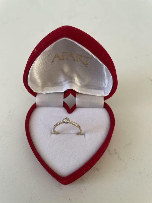 Apart złoty pierścionek z brylantem 1999 pln zaręczynowy