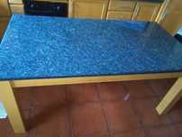 Mesa em mármore azul lavrador