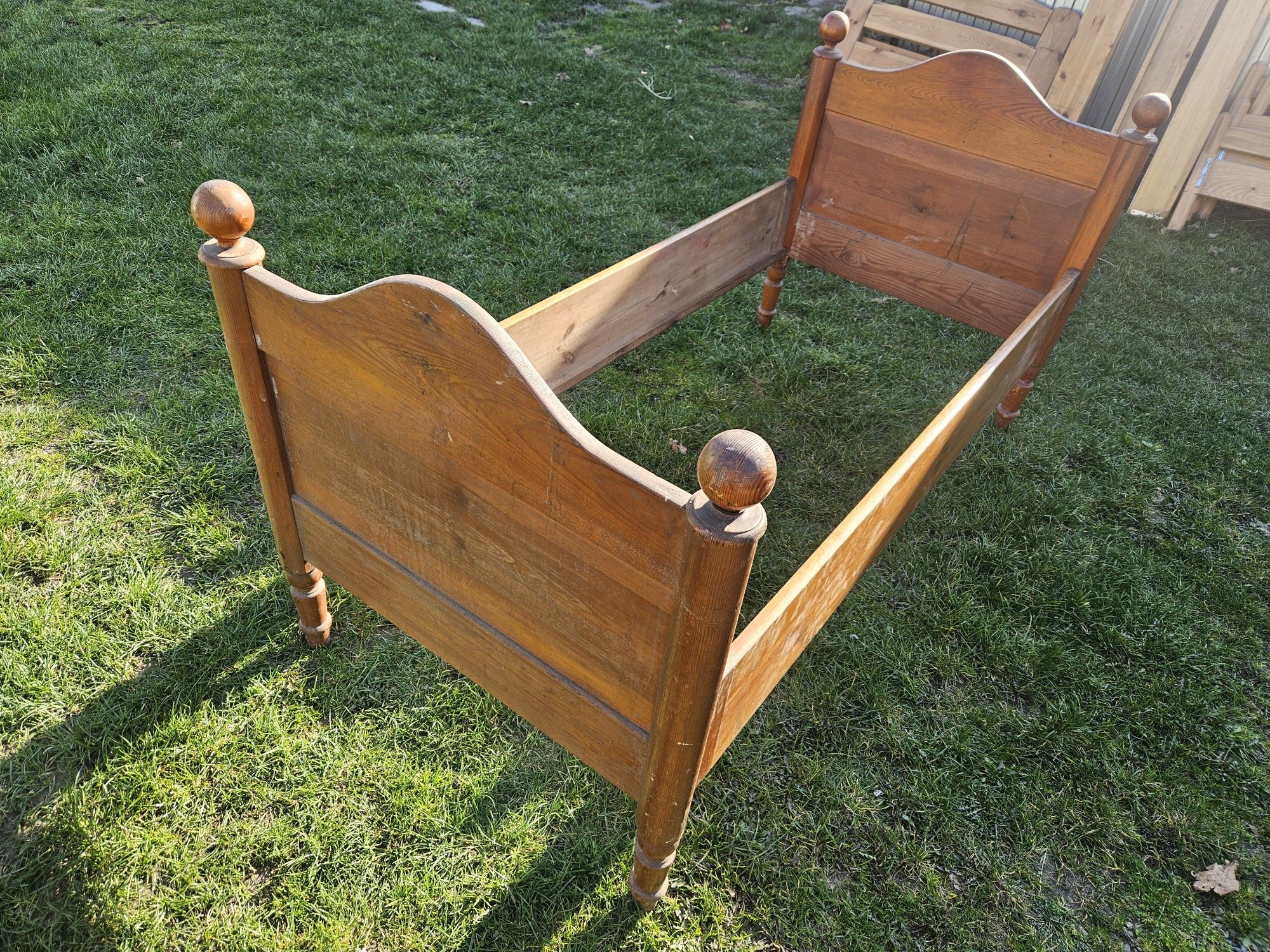 Stare łóżko drewniane antyk