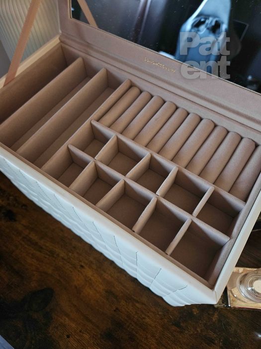 Duża biała pikowana szkatułka na biżuterię 4 poziomy z lusterkiem