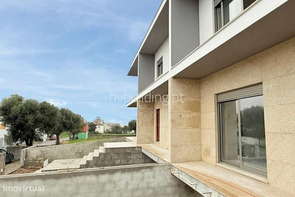 Moradia T3 em banda localizada em Fragoso, Barcelos