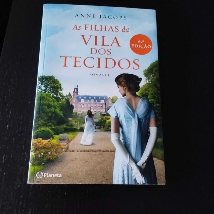 Livro de Anne Jacobs "As filhas da Vila de Tecidos"