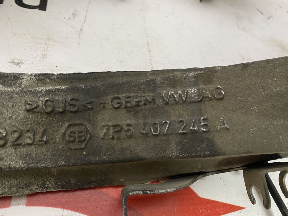 Цапфа (поворотный кулак) audi q7 4l 2015 7P6407245A 7P6407246A