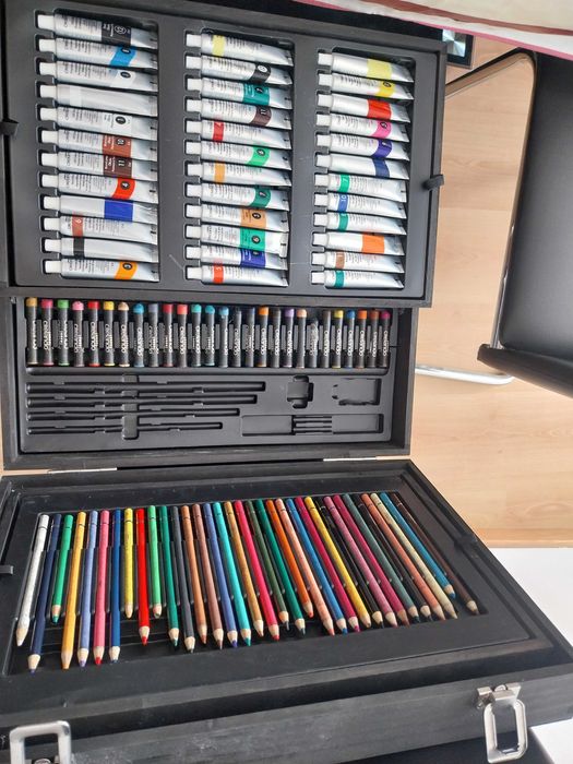 Artes: lápis de cor, lápis de cera, aquarela, acrílico, óleo, caneta