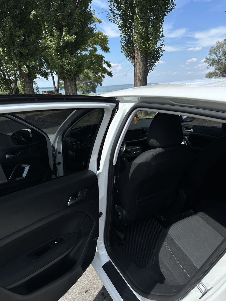 Продам PEUGEOT 308 2015