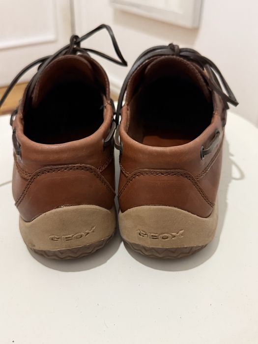 Sapatos mocassins em pele