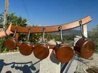 Tachos em Cobre com Suporte Parede em Madeira