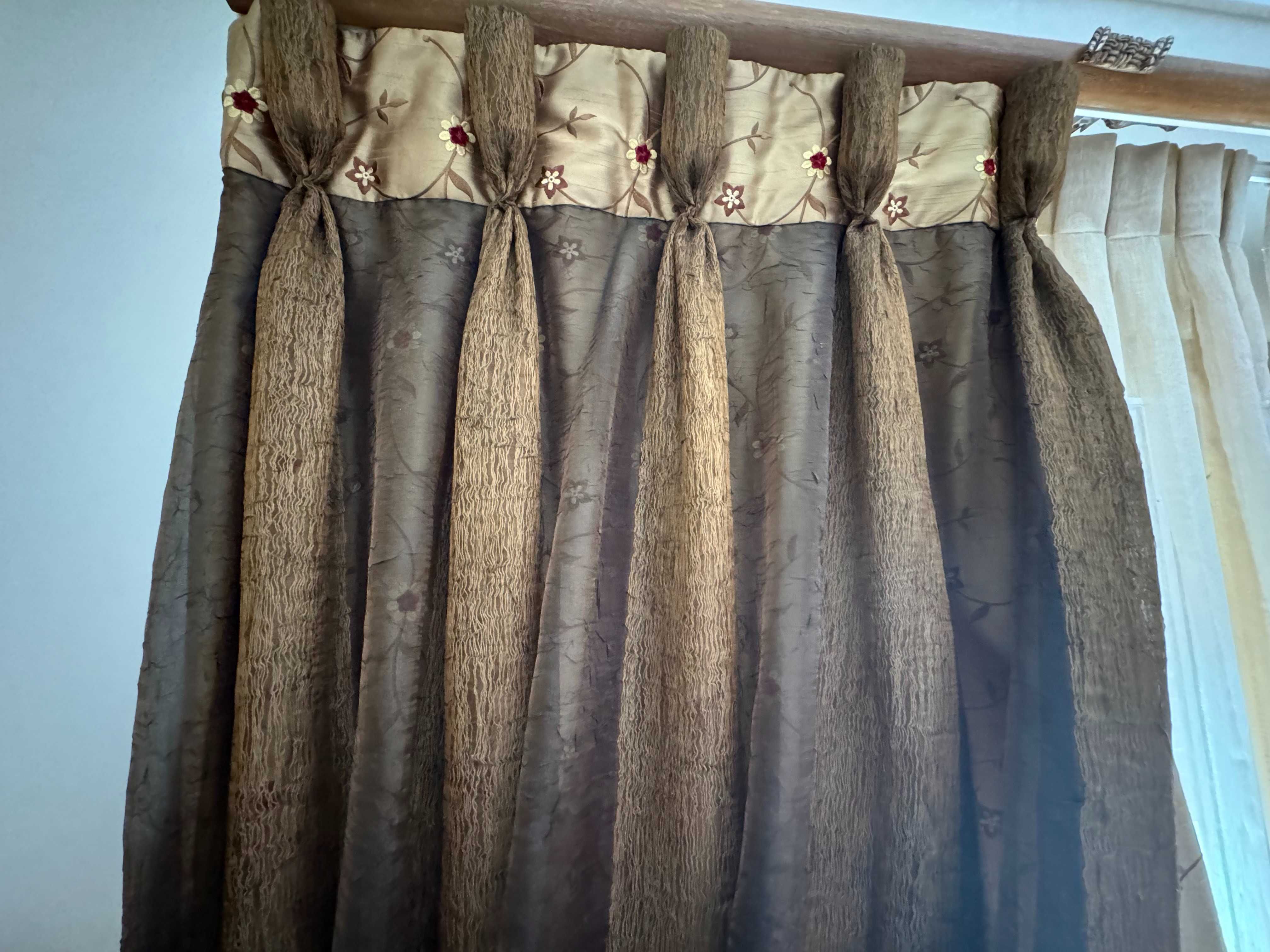 Cortinado com 2 tecidos em cor dourado e castanho
