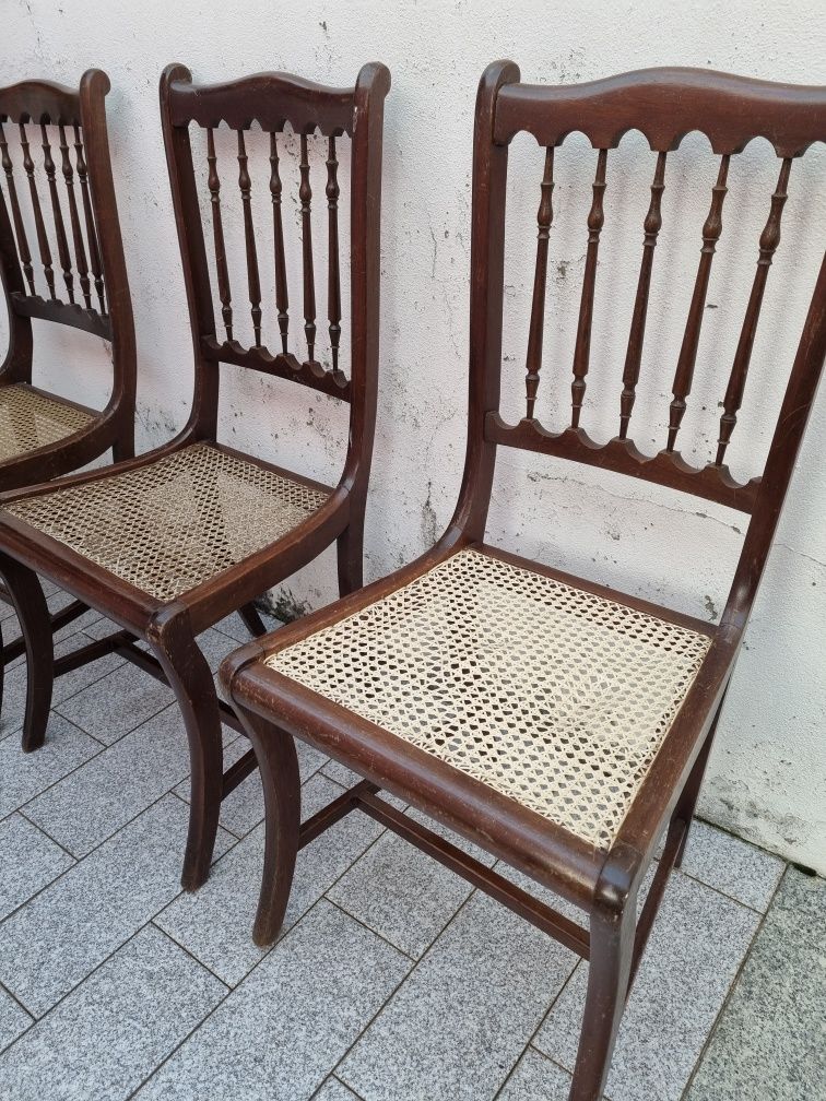 2 cadeiras de madeira com assento em palhinha