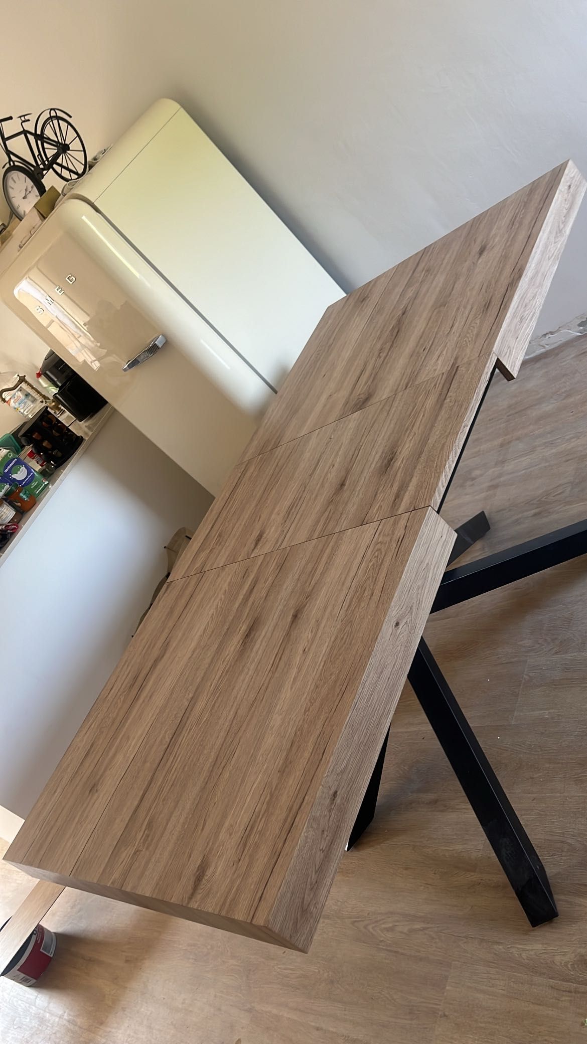Mesa de jantar/sala nova, moderna e extensível.