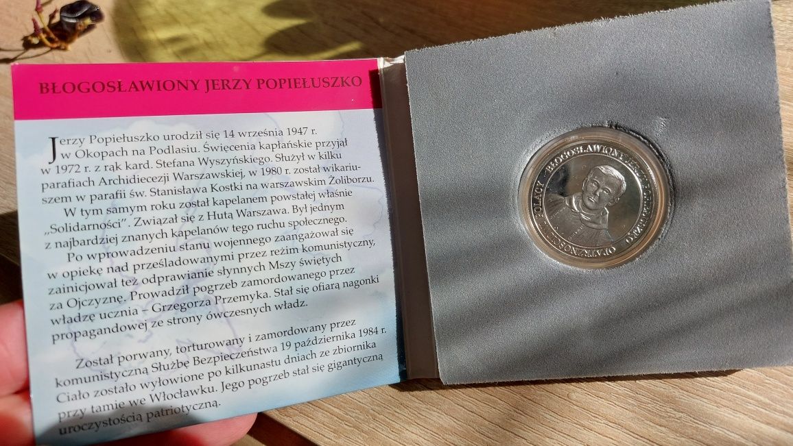 Posrebrzana moneta z Jerzym Popiełuszko kolekcje