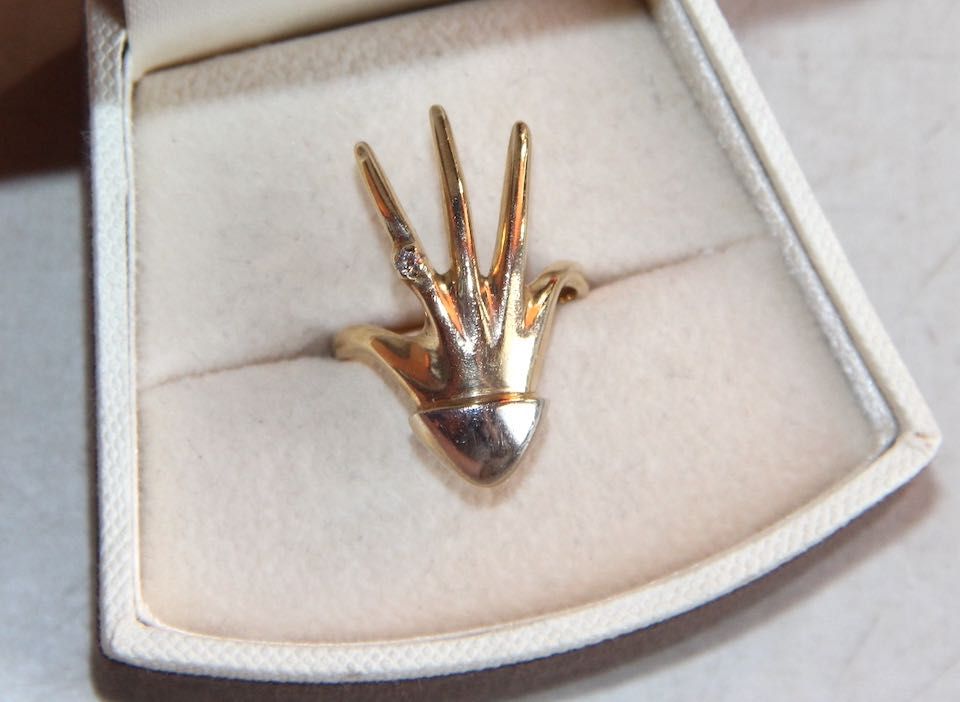 złoty pierścionek złoto 585 apart dłoń diament brylant zaręczyny