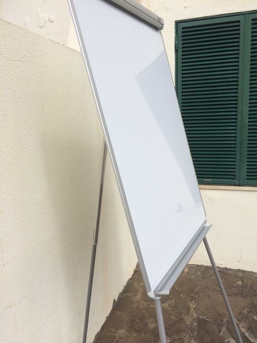 Cavalete Tripé elegante, ideal p/ as suas conferências!