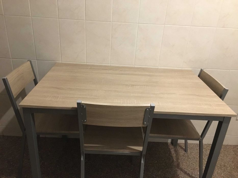 Mesa cozinha em melamina carvalho com quatro cadeiras