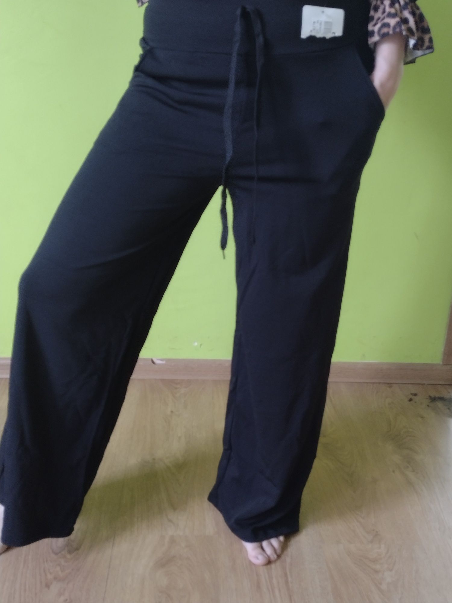 Nowe spodnie dresowe