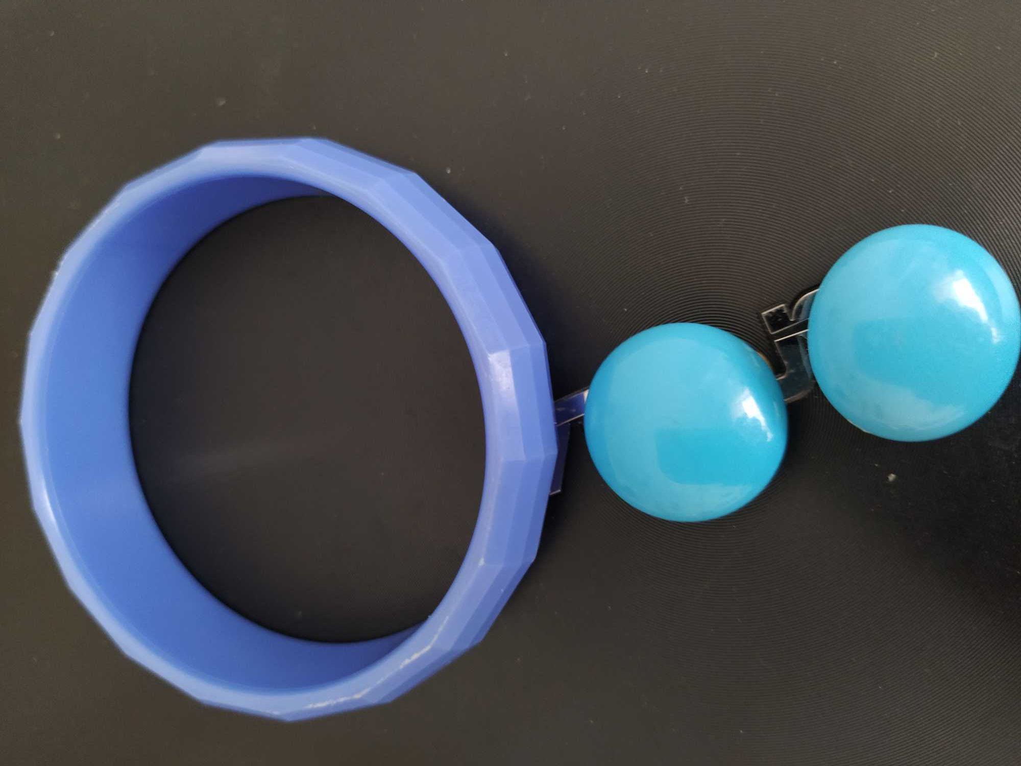 Pulseira azul com oferta de brincos azul