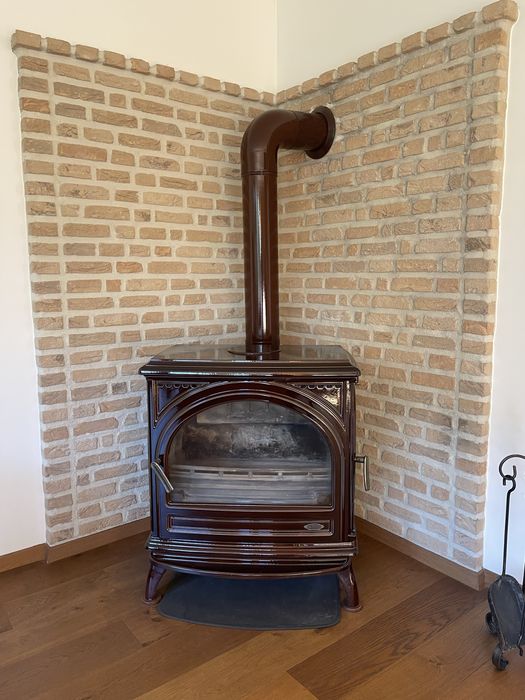 Piec żeliwny Godin – kominek wolnostojący, bordowa emalia