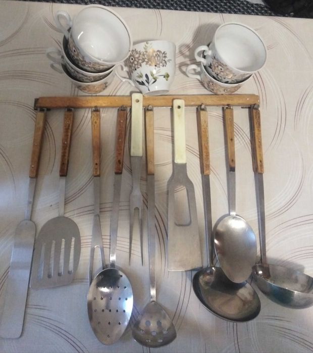 Чашки, стакани, кухонне приладдя