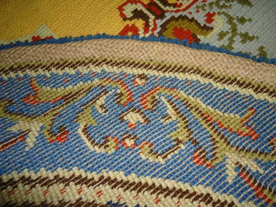 Tapete Oval de Arraiolos em Lã – 1,84 x 1,33 m – Ponto Fino