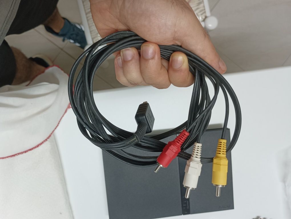 PS2 slim com cabos, 1 comando, 1 cartão de memória e 6 jogos