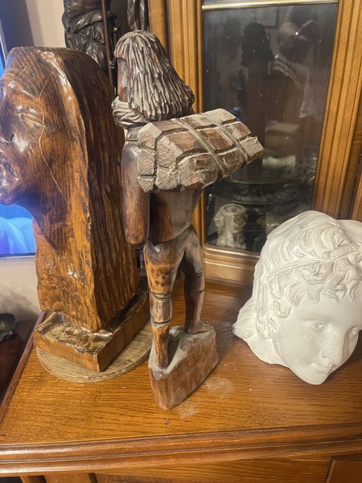 rzeźba z drzewa lipowego drwal leśnik 38 cm