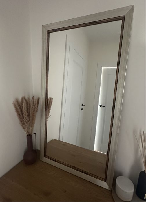 Lustro wiszące w ramie