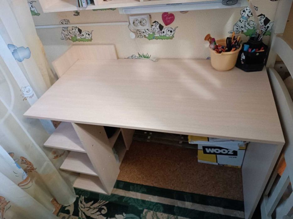 Стіл письмовий та стілець компьютерний