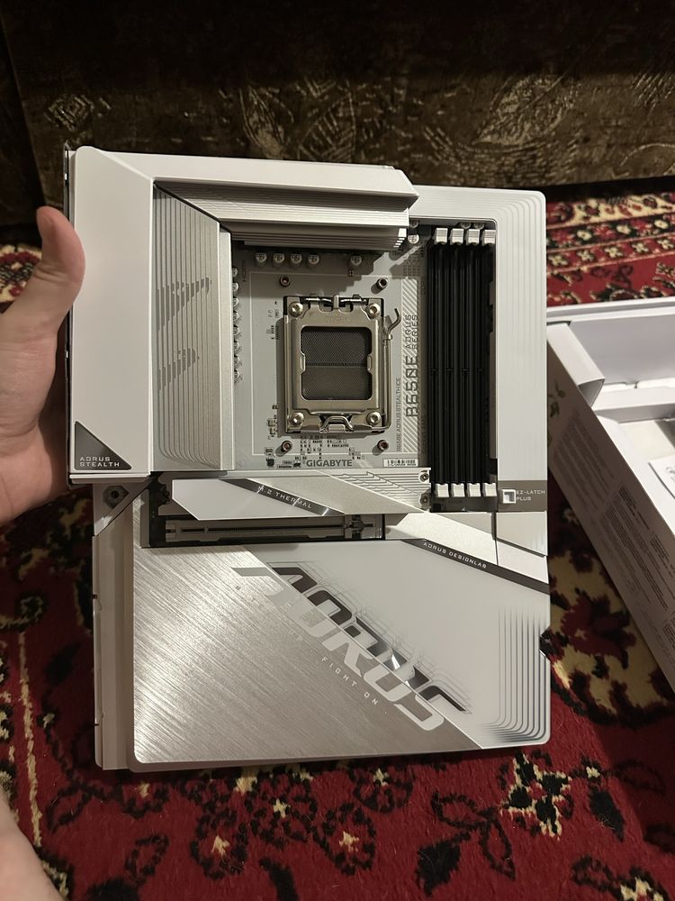 Gigabyte B650E A Stealth Ice