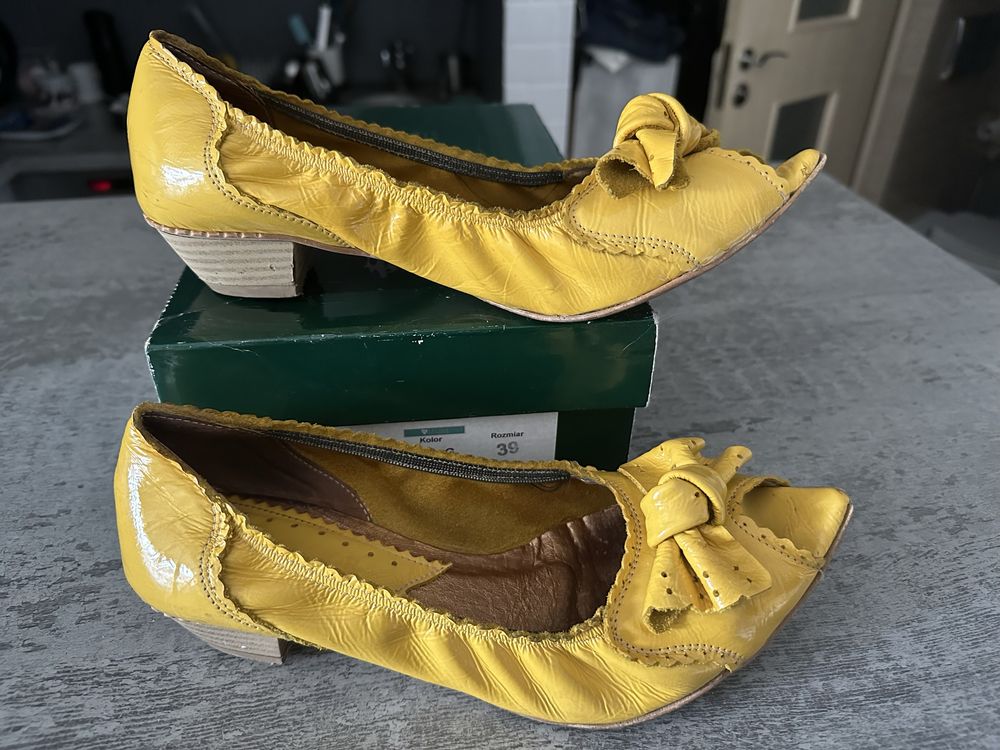 Zolte lakierowane buty z komardą na niskim obcasie