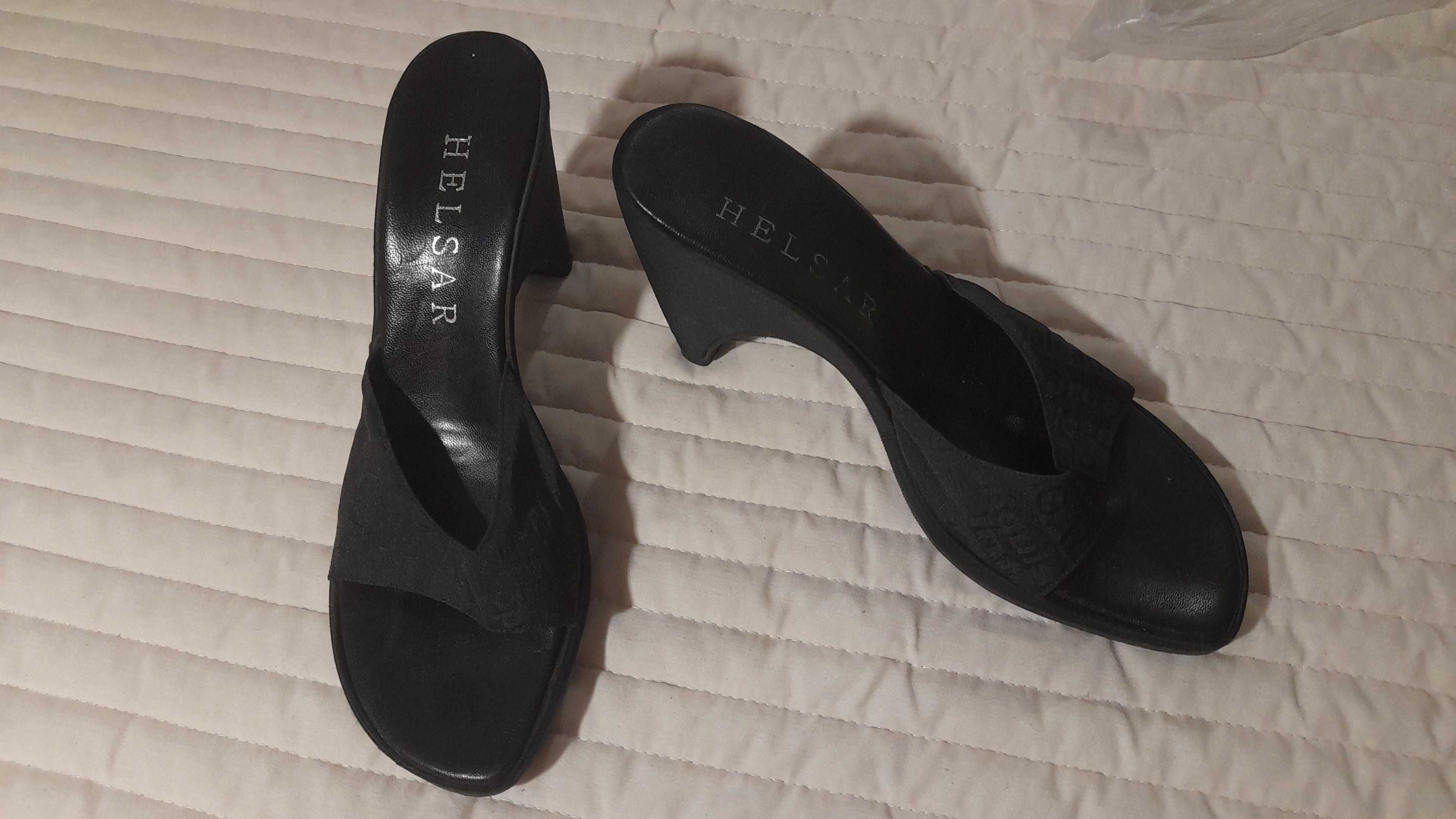 Sandálias pretas com salto, tamanho 40
