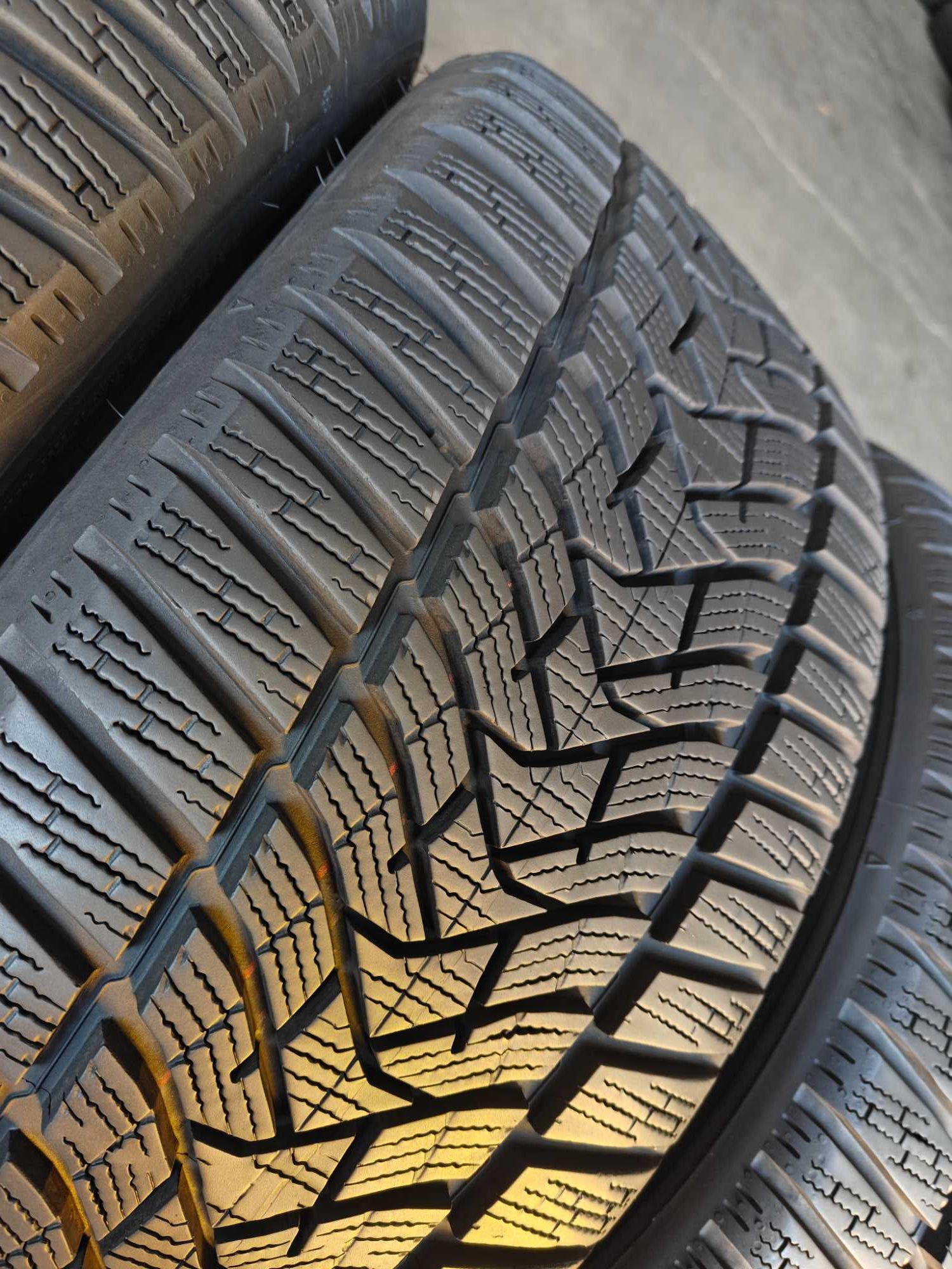 Dunlop Winter Sport⁵ R18 225/40 зимові шини в ідеалі 8-9мм