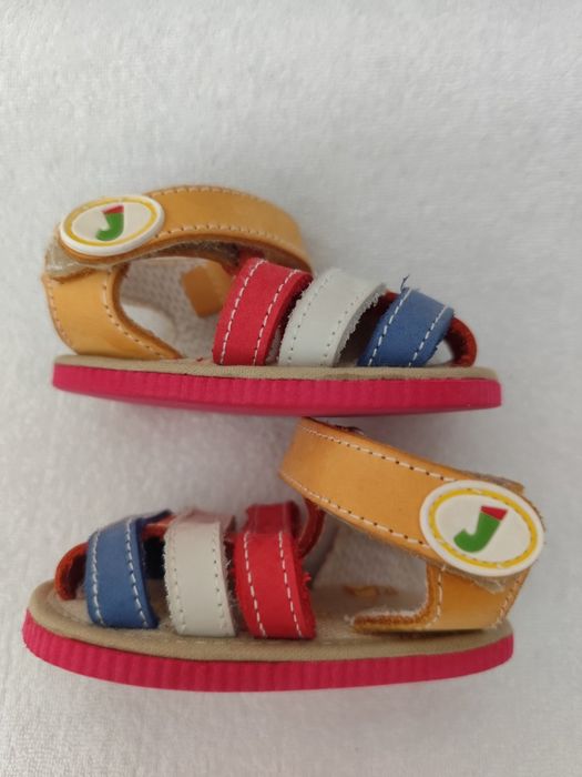 Sandálias/ sapatos bebé tamanho 17 (3-6 meses)
