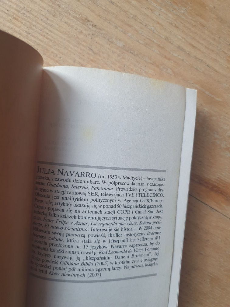 Bractwo świętego całunu, Julia Navarro
