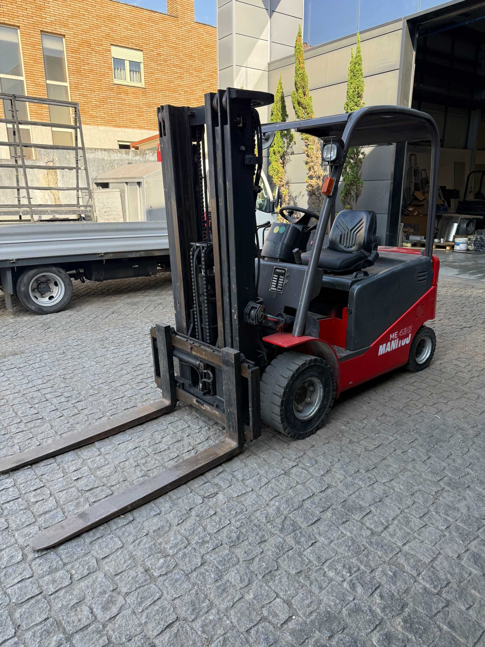 Empilhador eletrico Manitou 3T