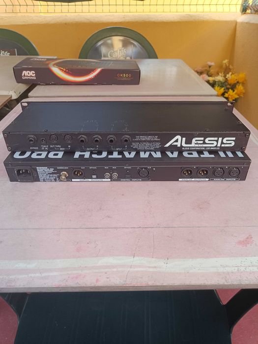 Alesis Midiverb III e Behringer Ultramatch Pro