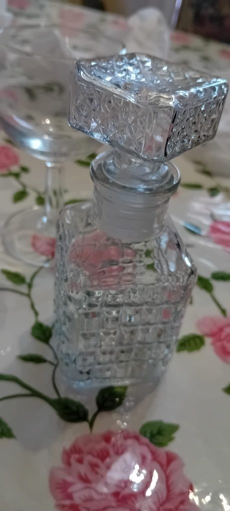 Conjunto 3 copos e garrafa de licor ou outra bebida