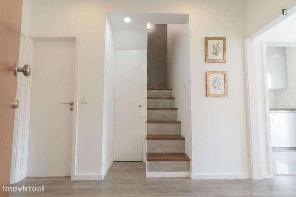 Quarto - localizado em Santa Marinha Porto